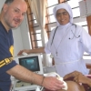 Il Dr.Giorgio si cimenta con l'ecografo sotto gli occhi di Suor Jain, medico ginecologo